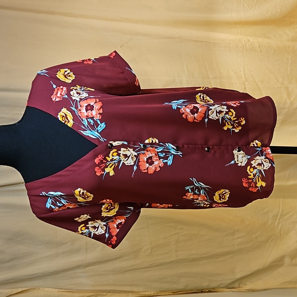 Sandy & Sid Burgundy V-Nevk Short-Sleeve Blouse With A Floral Design